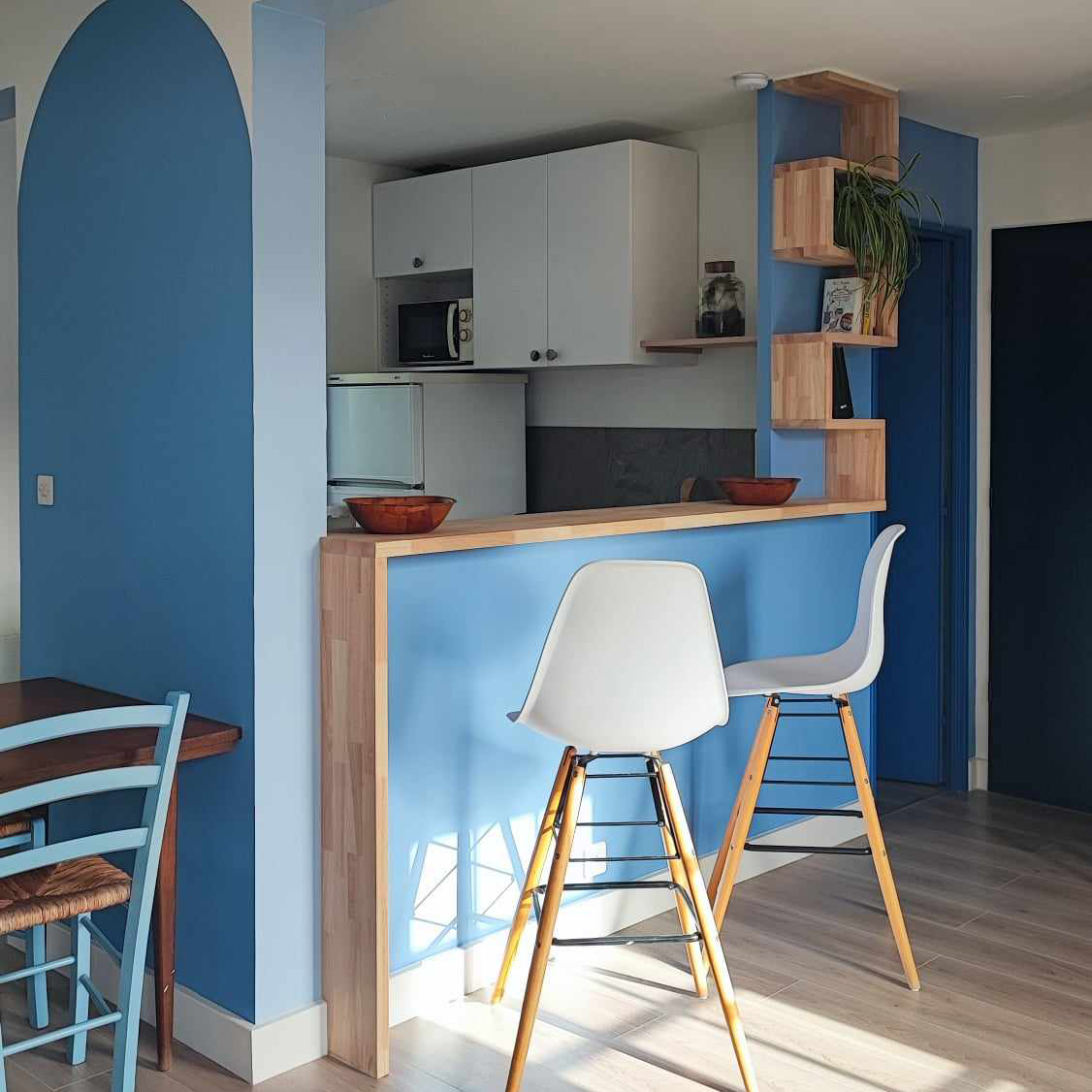 projet-bois-et-mer-la-turballe-expedesign-agencement-architecte-interieur-bar-cuisine-bois-bleu-xlj003.png