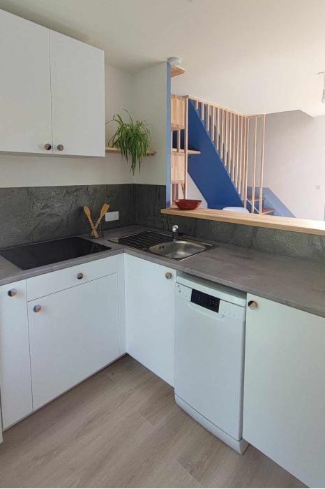 projet-bois-et-mer-la-turballe-expedesign-agencement-architecte-interieur-entree-cuisine-h4779v.jpg