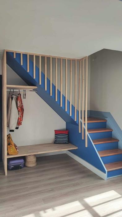 projet-bois-et-mer-la-turballe-expedesign-agencement-architecte-interieur-entree-escalier-dressing-penderie-ouverte-apres-travaux-b14419.jpg