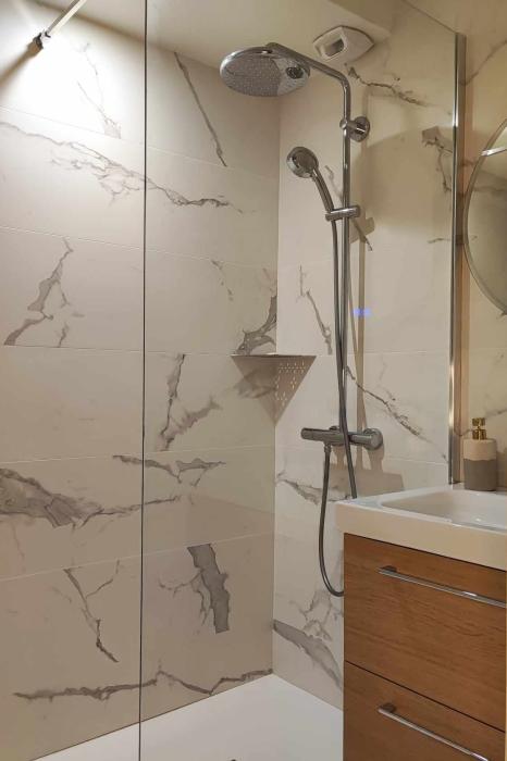 projet-harpon-renovation-appartement-la-turballe-expedesign-architecte-dinterieur-maitre-doeuvre-design-despace-agencement-amenagement-renovation-laurine-gobled-piriac-sur-mer-salle-de-bain-carrelage-effet-marbre-qw4gpf.jpg